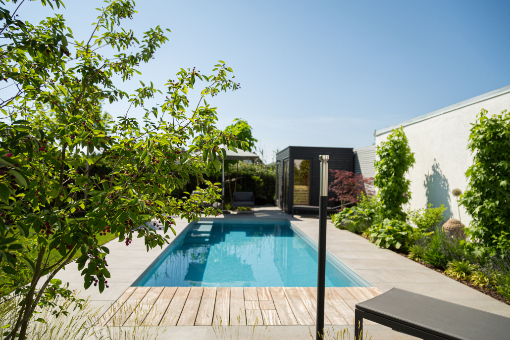 Dafne in grau mit schmaler Treppe und Sitzbank