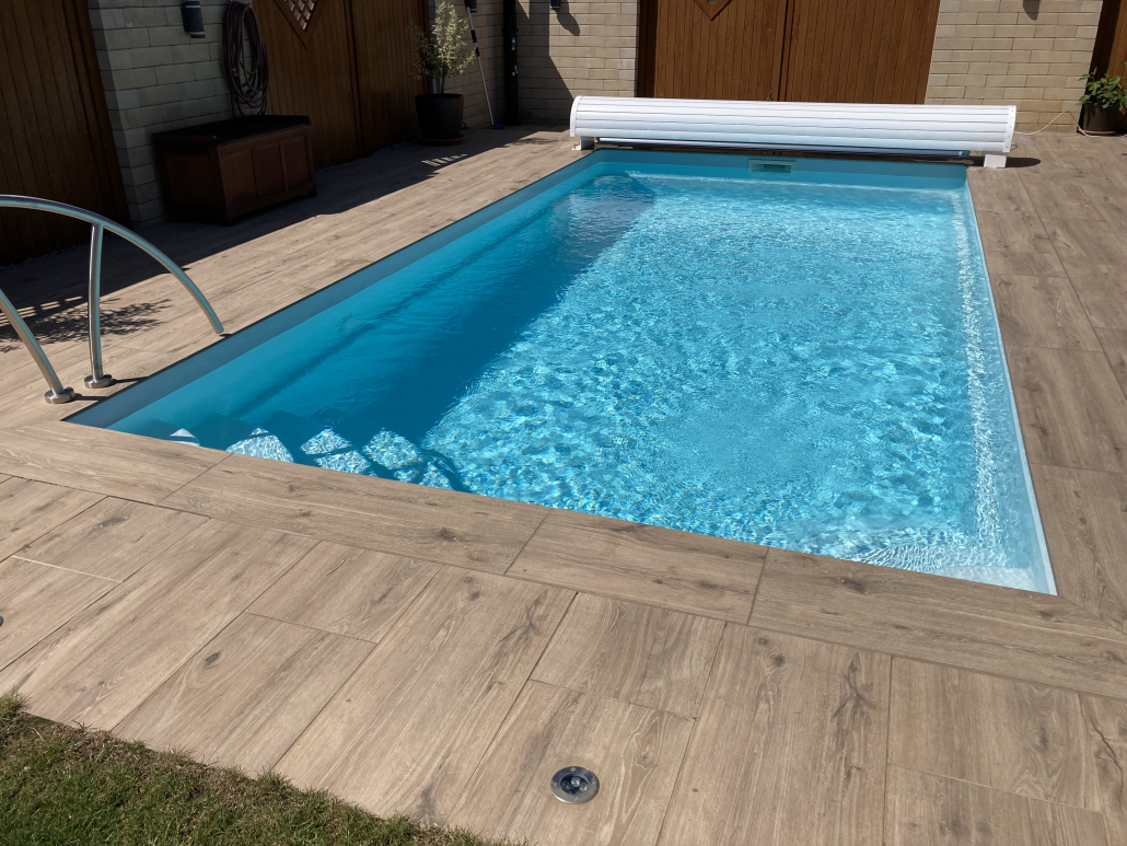 Dafne in weiß mit Ecktreppe