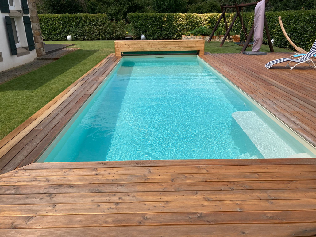 Dafne in sand mit Ecktreppe und großer Sitzbank