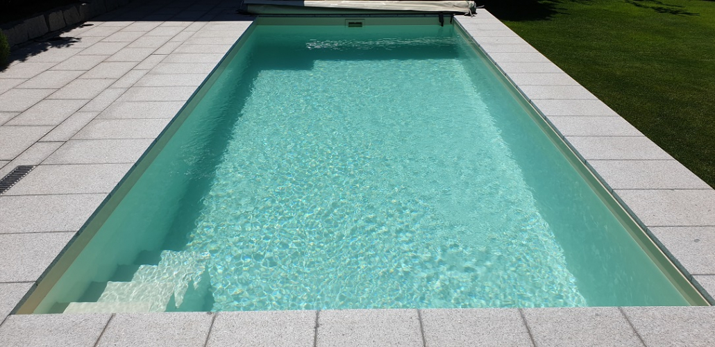 Dafne in sand mit schmaler Treppe