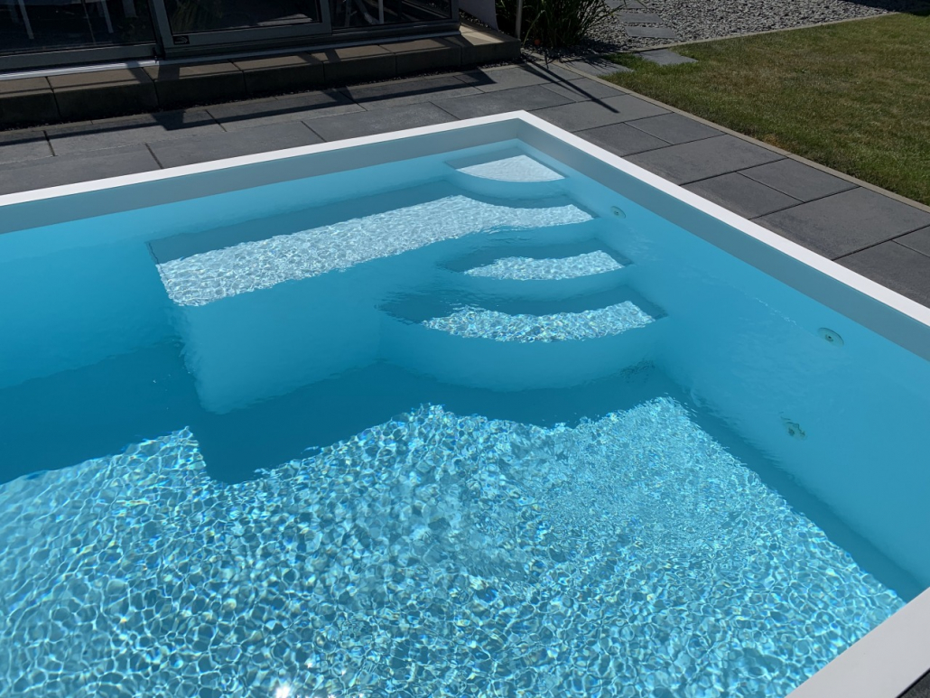 Dafne in weiß mit Ecktreppe und großer Sitzbank