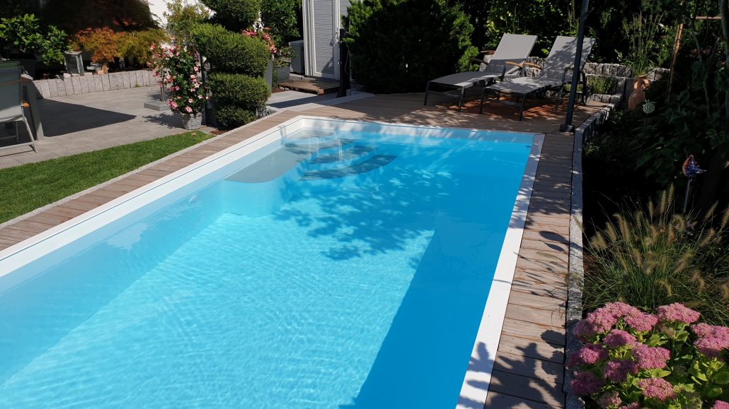 Dafne in weiß mit Ecktreppe und großer Sitzbank