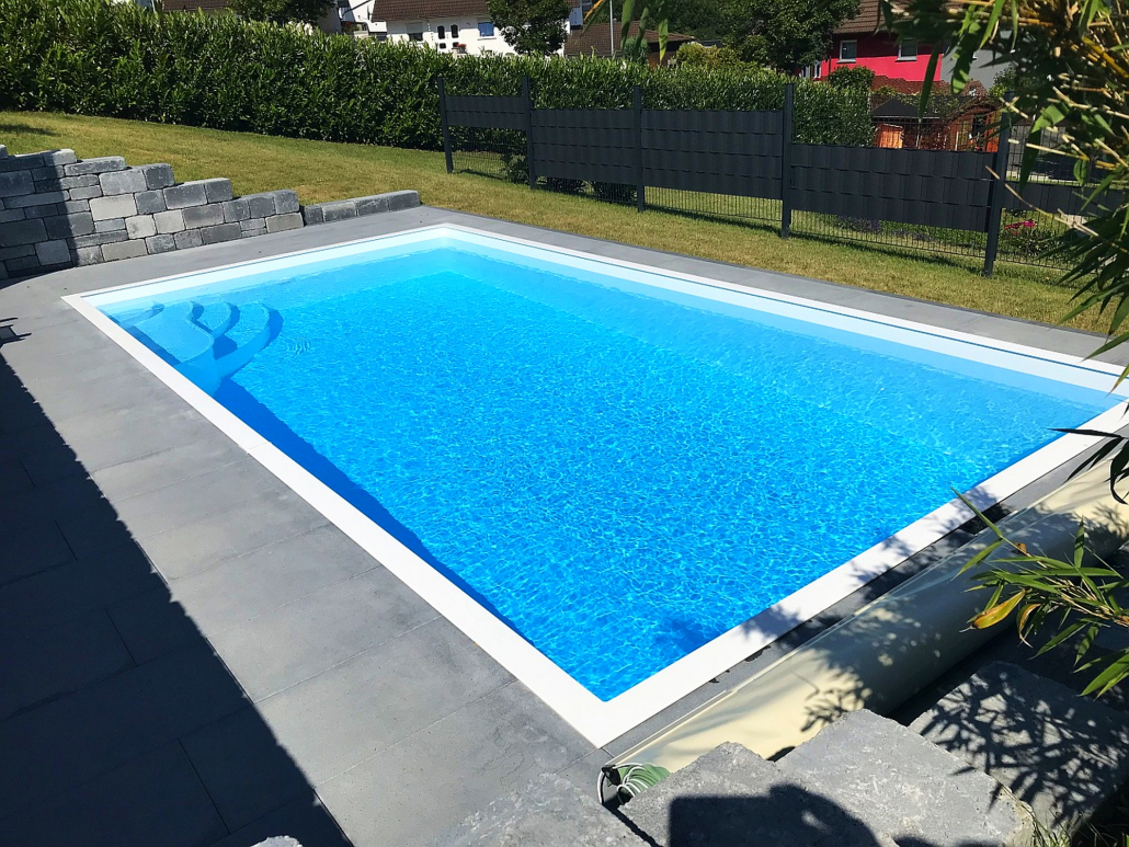 Dafne in weiß/azur mit Ecktreppe und kleiner Sitzbank