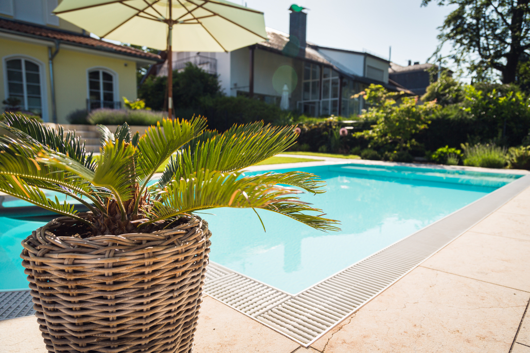 Hera in weiß mit Überlaufrinne