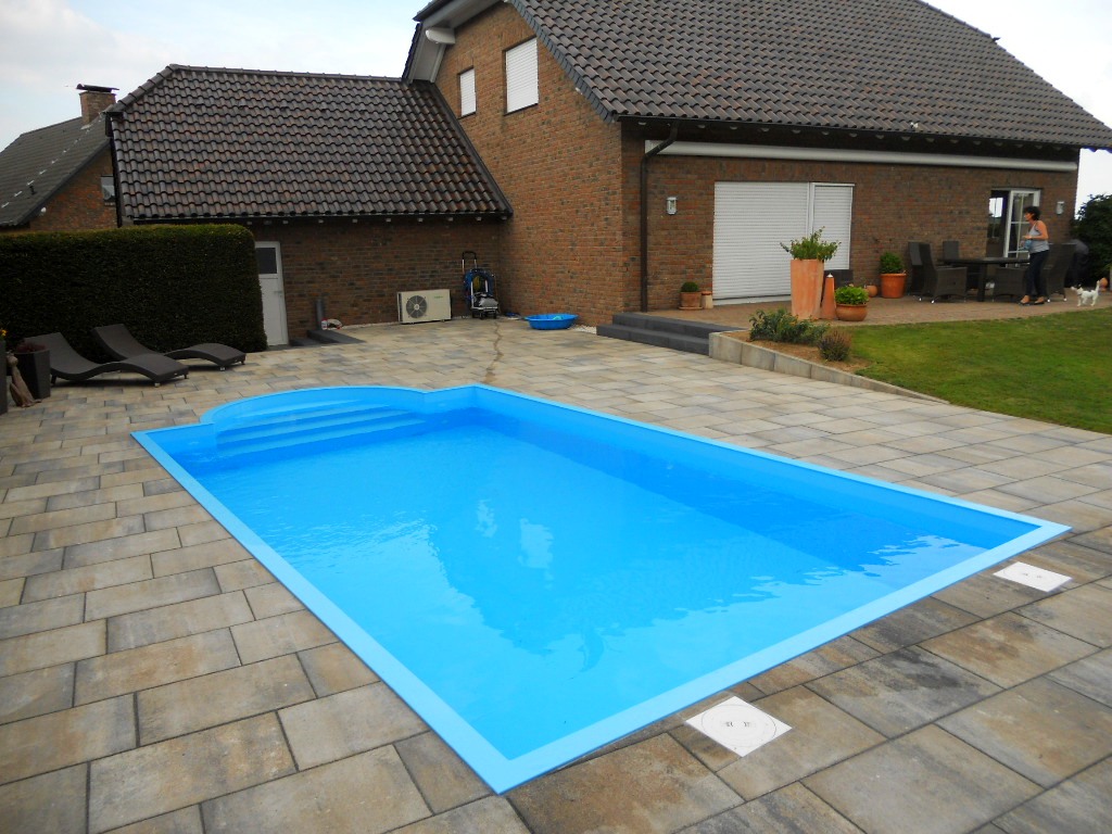 Hera in in blau mit geraden Stufen