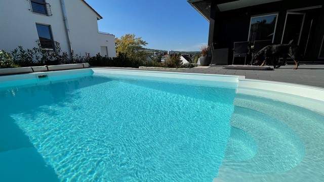 Hera in weiß mit halbrunden Stufen