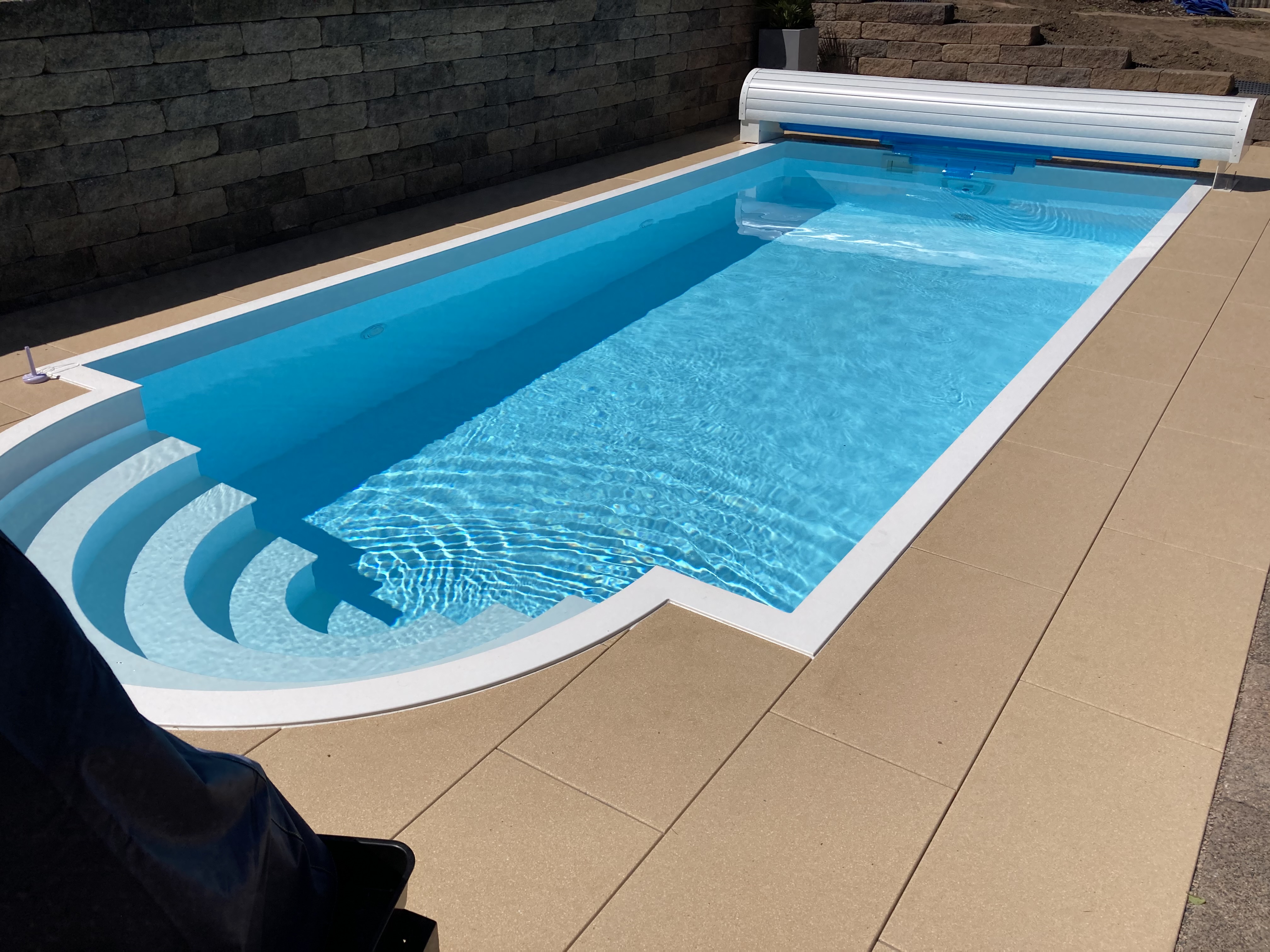 Hera in weiß mit halbrunden Stufen