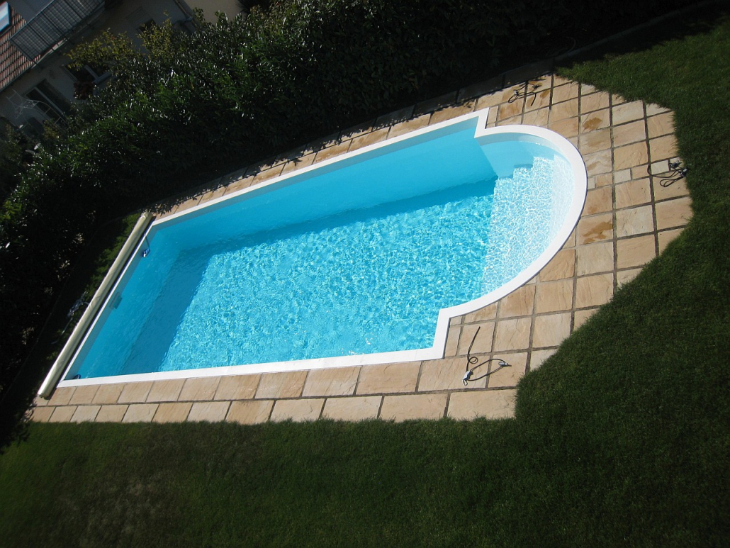 Hera in weiß mit geraden Stufen