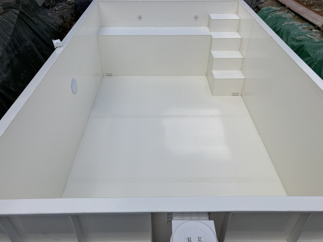 Schmale Treppe mit Sitzbank über die Stirnseite