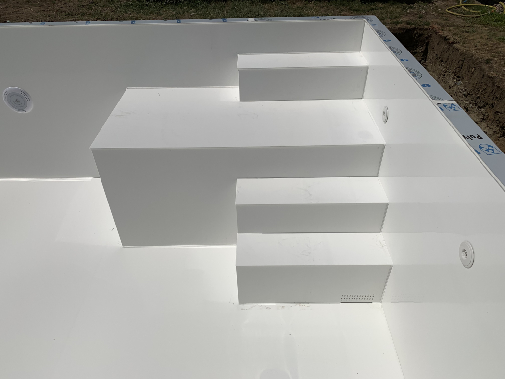 Geradlinige Ecktreppe mit großer Sitzbank