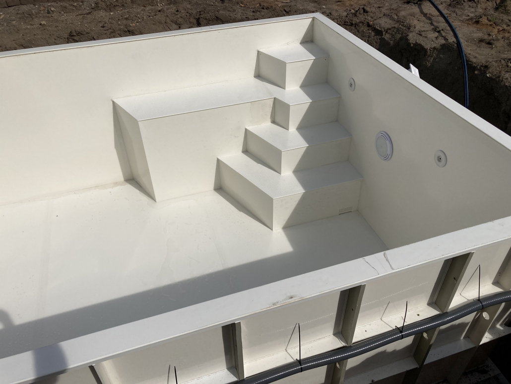 Moderne Ecktreppe mit Sitzbank