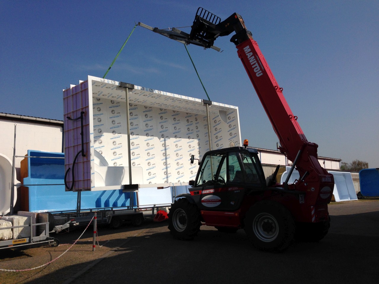 vorbereitetes Becken wird geladen