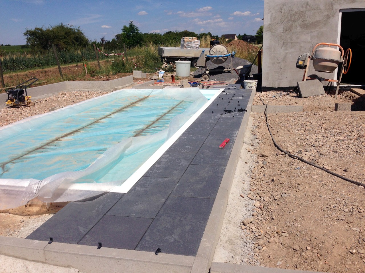 Randsteine gesetzt, Beginn Verlegearbeiten