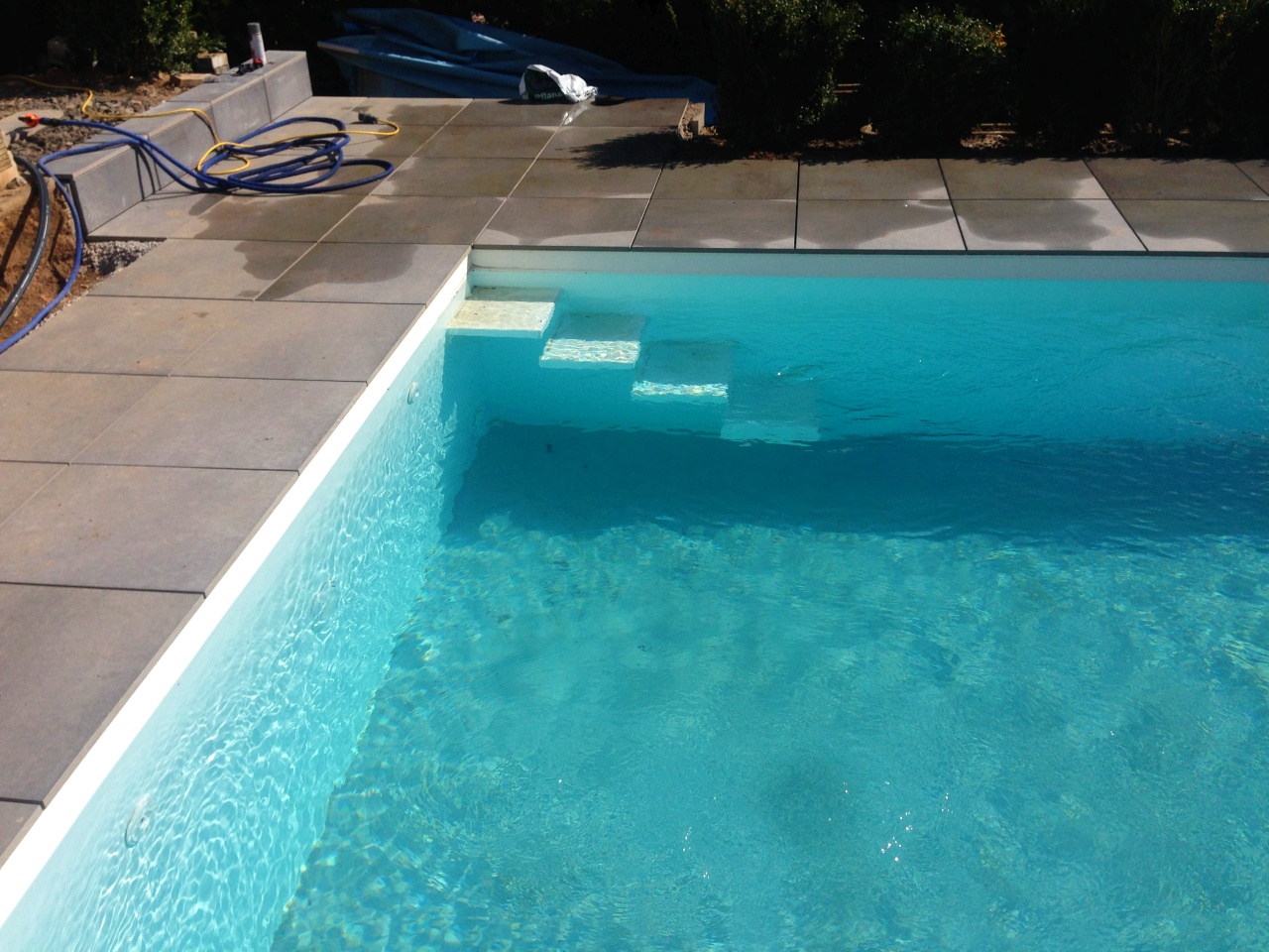 Beckenfarbe weiss und Boden grau