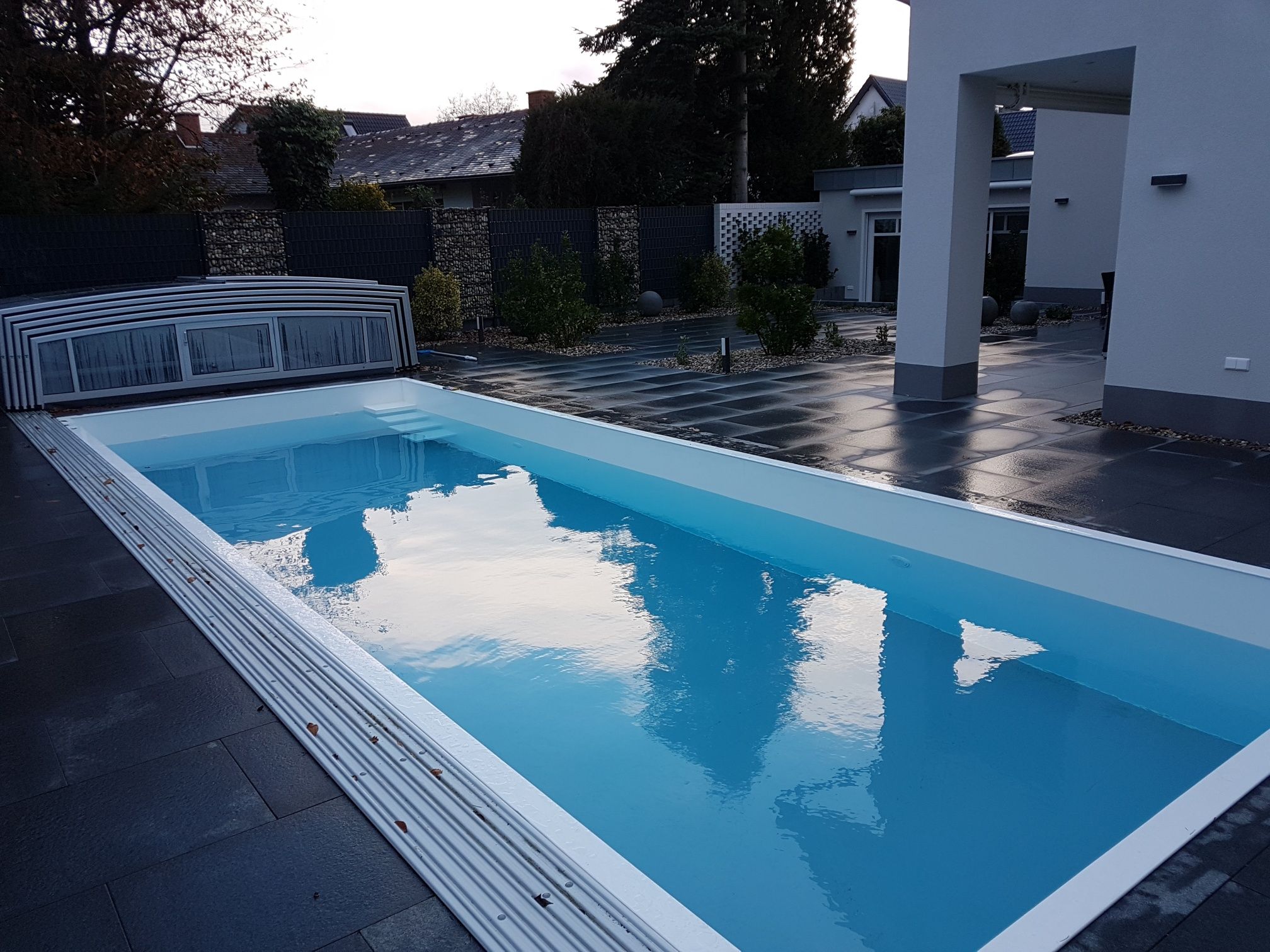 Beckenfarbe weiss und Boden grau