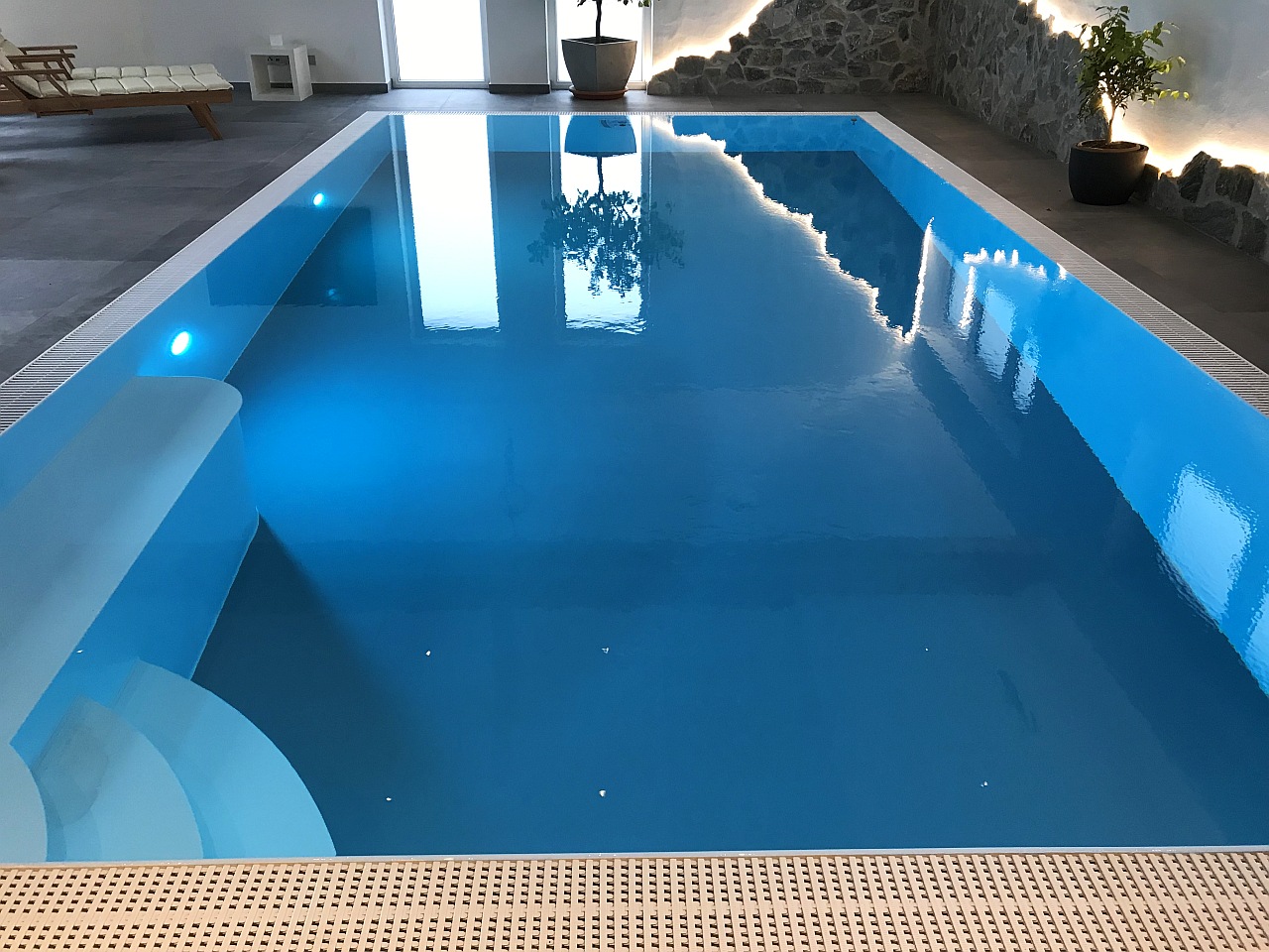 Beckenfarbe weiss und Boden grau