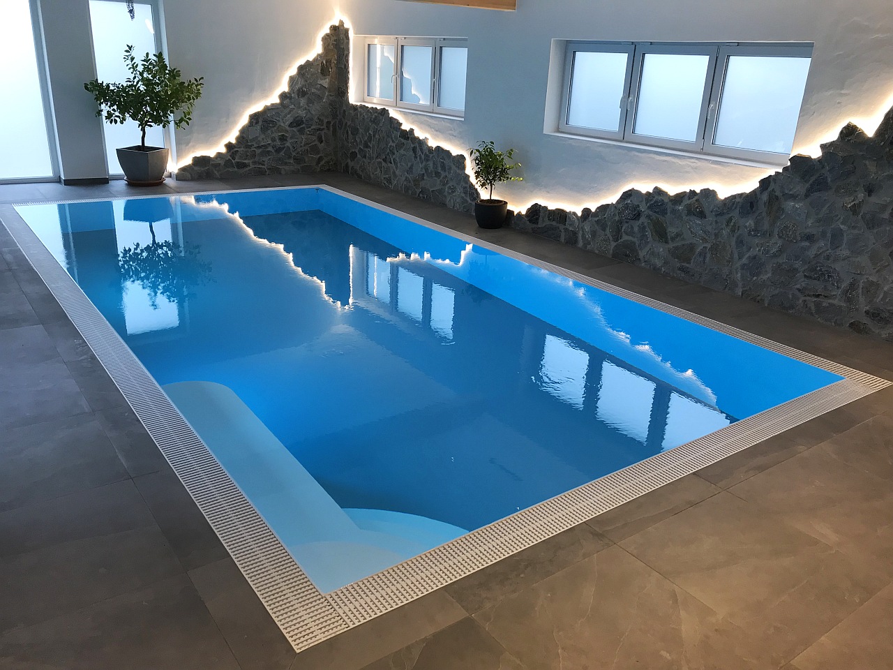 Beckenfarbe weiss und Boden grau